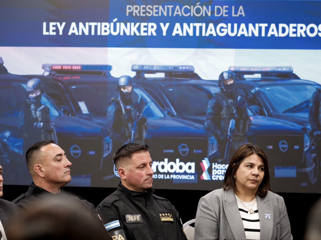 NadiaFernandezV's tweet photo. El gobernador @MartinLlaryora presentó la Ley Antibúnker y Antiaguantaderos, una iniciativa que será tratada hoy en la @LegislaturaCBA.

El objetivo es que la desarticulación de bandas criminales se vea complementada con la destrucción de los inmuebles que utilizan para el delito.

Es necesario acompañar a nuestras fuerzas operativas, representadas en el @SPdeCordoba, la @FPAcba y la @PoliciaCbaOf, con leyes que permitan su desempeño sin trabas ni limitaciones.

La lucha contra el narcotráfico es una prioridad para el @gobdecordoba y la seguridad de los cordobeses, un objetivo innegociable. Porque, como siempre decimos, Córdoba es territorio hostil para el crimen organizado.