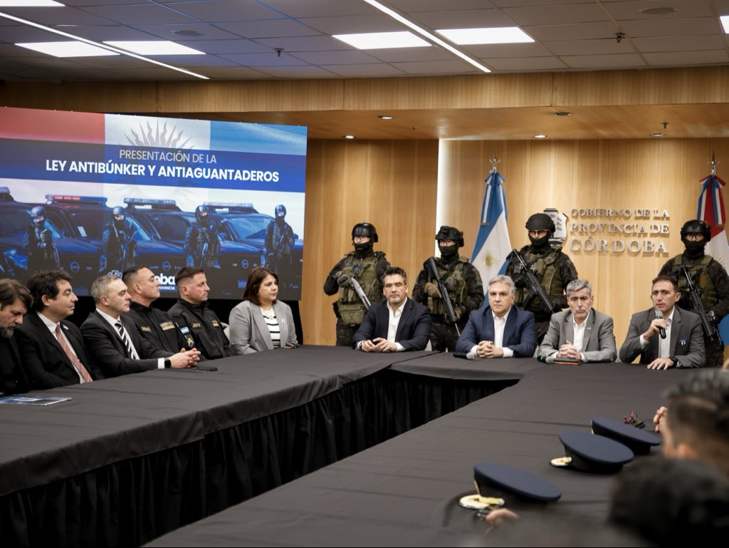 NadiaFernandezV's tweet photo. El gobernador @MartinLlaryora presentó la Ley Antibúnker y Antiaguantaderos, una iniciativa que será tratada hoy en la @LegislaturaCBA.

El objetivo es que la desarticulación de bandas criminales se vea complementada con la destrucción de los inmuebles que utilizan para el delito.

Es necesario acompañar a nuestras fuerzas operativas, representadas en el @SPdeCordoba, la @FPAcba y la @PoliciaCbaOf, con leyes que permitan su desempeño sin trabas ni limitaciones.

La lucha contra el narcotráfico es una prioridad para el @gobdecordoba y la seguridad de los cordobeses, un objetivo innegociable. Porque, como siempre decimos, Córdoba es territorio hostil para el crimen organizado.