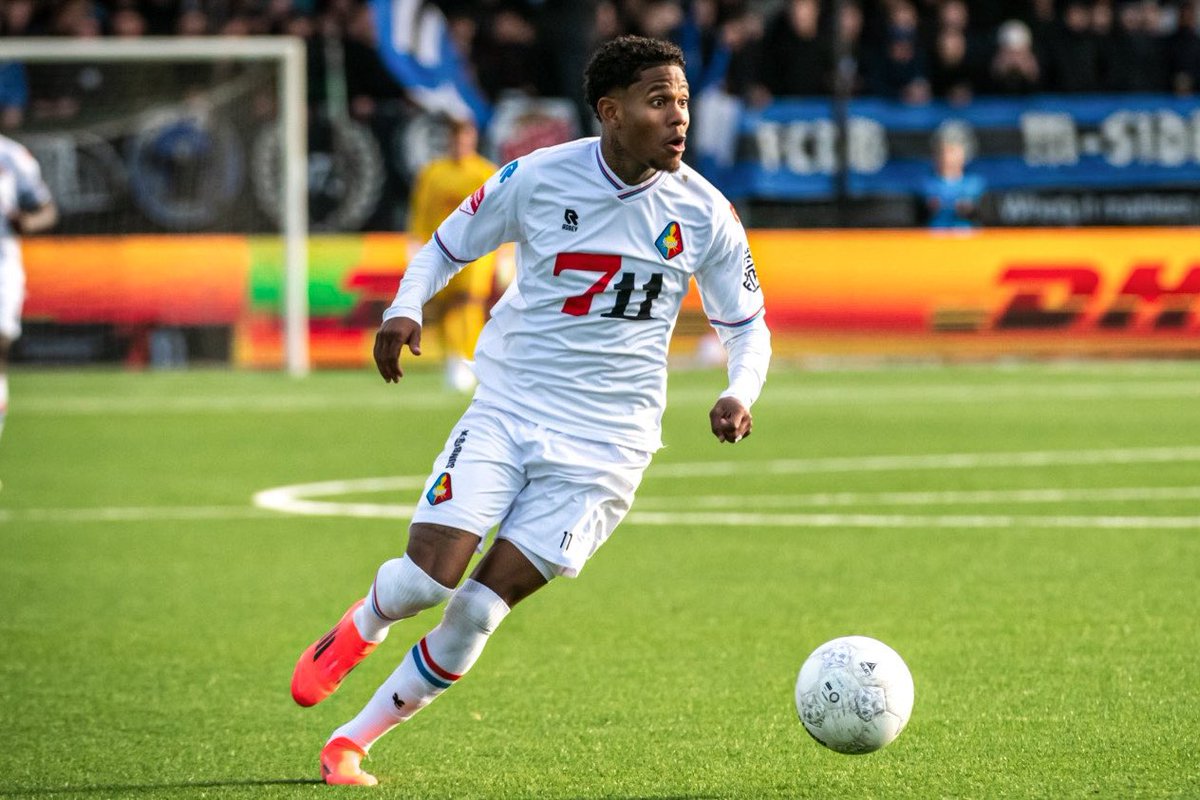 SanderBerends1's tweet photo. TRANSFERNIEUWS: Tyrese Noslin (23) verlaat Telstar en gaat spelen in de Engelse League One. 3jr+. Barnsley betaalt naar verluidt 300.000 euro voor de multifunctionele flankspeler, die deze maand nog actief was op het WK met Curaçao Zijn management wil de transfer niet bevestigen. https://t.co/gjUBBencTt