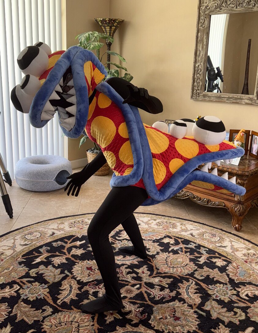 fungusry's tweet photo. I WILL BE GLOINKS! YOU WILL BE GLOINKS! GOD WILL BE GLOINKS!

My Gloink Queen cosplay for #supercon this year is official done!! If you spot me in the crowds, please come grab a pic with me!! 🪱 

#tadc #TheAmazingDigitalCircus https://t.co/iWi5BrWQn9