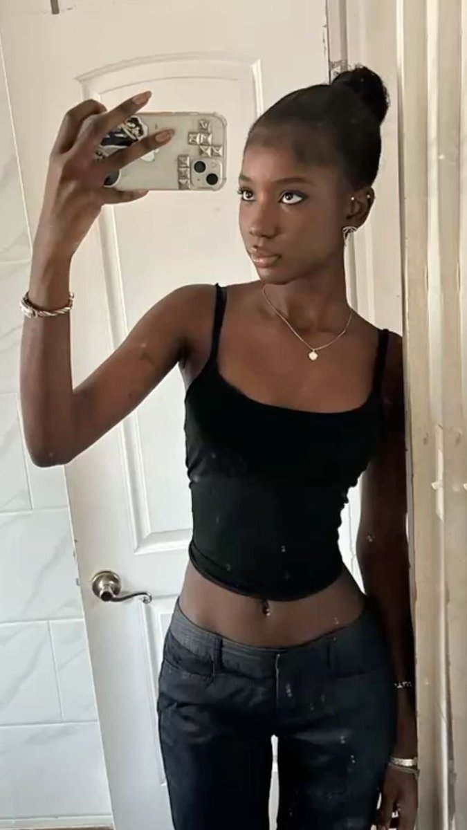 notesfromdani's tweet photo. Not being able to button my favourite jeans anymore 😭 https://t.co/qX0Oj0u7kz