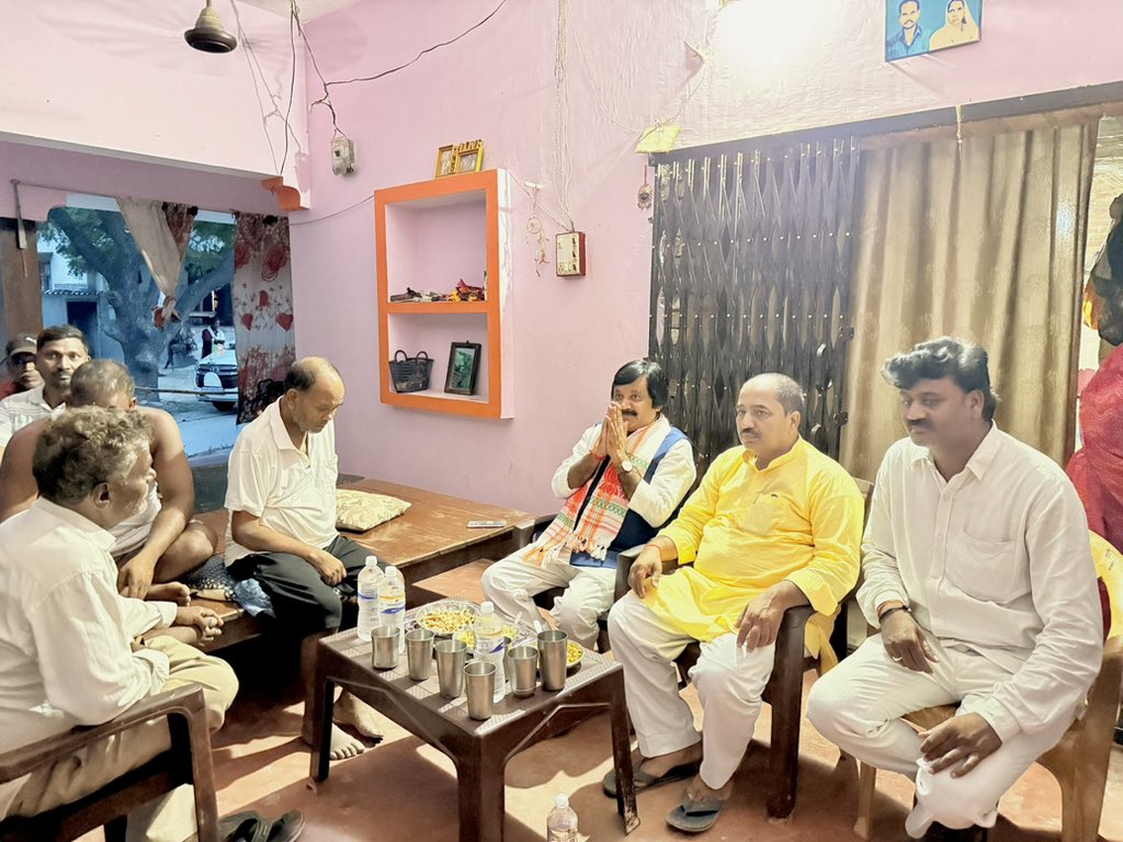 SSChauhanBJPAZ's tweet photo. मुबारकपुर विधानसभा अंतर्गत ग्राम सरैया ( जिगरसंडी ) के निवासी श्री महेन्द्र चौहान जी के अस्वस्थता की सूचना पाकर उनके घर पहुंचकर उनका कुशलक्षेम जाना।

 प्रभु श्री राम से प्रार्थना है कि आप जल्द से जल्द स्वस्थ हो एवं दीर्घ आयु को प्राप्त हो। https://t.co/iGqMfkmywQ