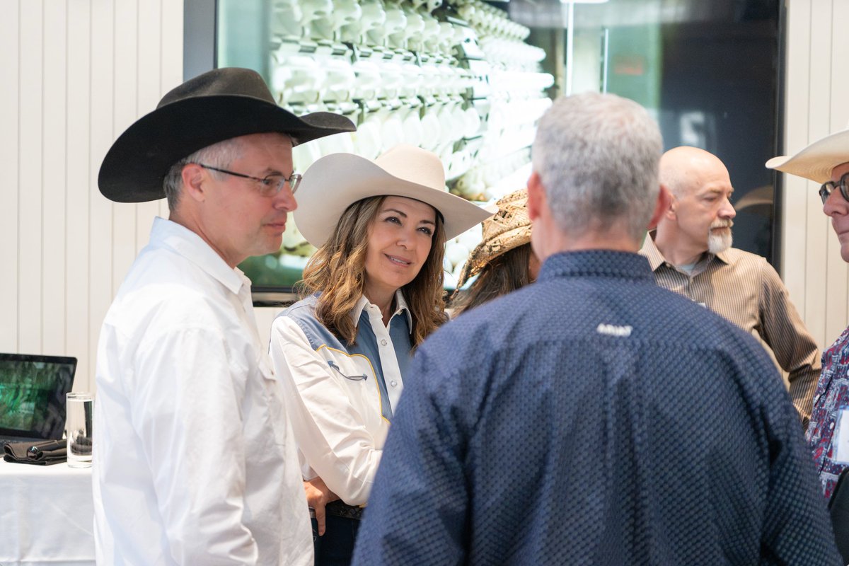 ERAlberta_'s tweet photo. Thank you to @ABDanielleSmith and @GrantHunterUCP3 for joining us yesterday at ERA's Methane Roundup Roundtable 🤝

Government and industry leaders talked solutions, barriers, and what's needed to scale methane-reducing tech in Alberta. https://t.co/xGOjUKsqav