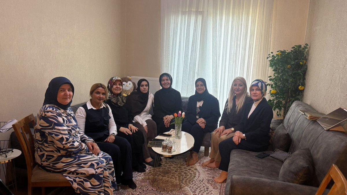 akkadinankara's tweet photo. İl Kadın Kolları Başkanımız Sayın @akgul_aysel ve Başkan Yardımcılarımız, ülkemizde tedavi gören Gazzeli kardeşimizi ziyaret ederek geçmiş olsun dileklerini iletti. https://t.co/E8wXglnN8L