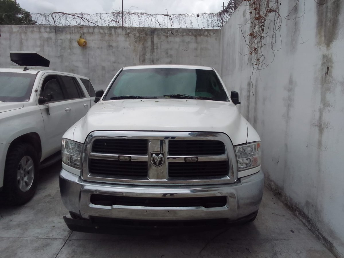 CantonRadio's tweet photo. 🚨🚔 I La #FGRQuintanaRoo y la Secretaría de Seguridad Ciudadana aseguraron tres #camionetas con #armas, una #granada, presuntas #drogas y equipo táctico en una brecha de #Bacalar. Todo quedó bajo resguardo del Ministerio Público.
Nota completa en
https://t.co/O6Izenb1KR https://t.co/cWryHzZ6ww
