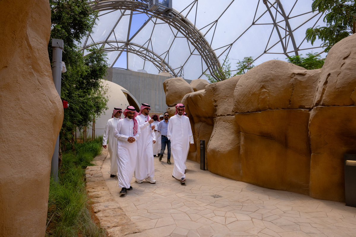 BinAyyafFaisal's tweet photo. خلال زيارتي لمتابعة تقدم الأعمال في حدائق الملك عبدالله #كاقا، وبينما تجاوزت درجة الحرارة خارج المشروع 40° مئوية، كنا نتجول بين الحدائق المغطاة في أجواء تقارب 21° مئوية..

المشروع يقترب من استكمال مراحله الإنشائية الأخيرة، وأتطلع لأن يعيش سكان الرياض هذه التجربة قريبا بعد افتتاحه https://t.co/N97EEGsVBF