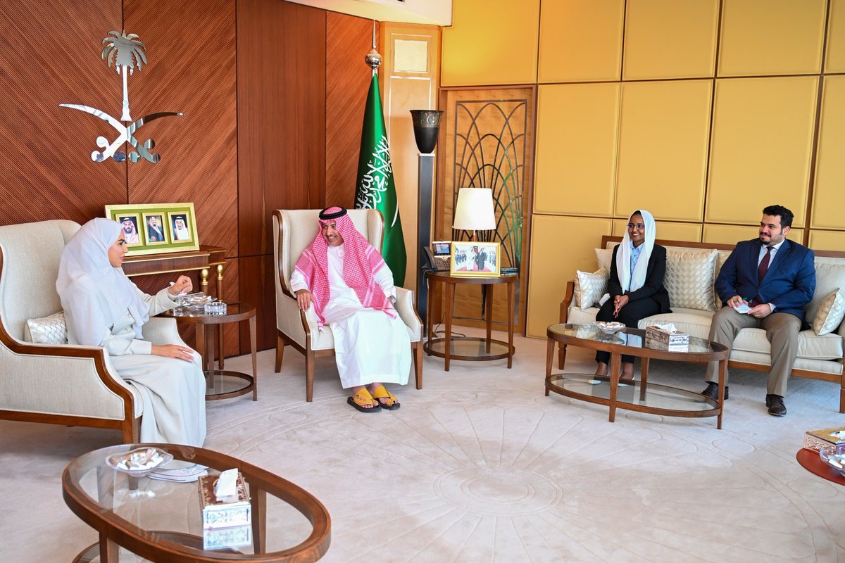 nadialsalam's tweet photo. سفير ال��ملكة بالقاهرة يستقبل وفد نادي السلام ويشيد بنجاحات الرياضة النسائية السعودية

استقبل سعادة سفير خادم الحرمين الشريفين لدى جمهورية مصر العربية الأستاذ "صالح بن عيد الحصيني"، في مقر السفارة، عضو مجلس إدارة نادي السلام ومؤسس الألعاب الرياضية النسائية بالنادي الأستاذة معصومة الزاهر، ترافقها المدربة فرح جابر وعدد من لاعبات تنس الطاولة، وذلك ضمن إقامة النادي لمعسكر تدريبي في القاهرة.

وخلال اللقاء، عبّر السفير عن فخره واعتزازه بما حققته الرياضة النسائية بالمملكة من تطور وإنجازات، مشيدًا بالجهود المبذولة في دعم وتمكين اللاعبات، متمنيا لهن دوام التوفيق والنجاح.

ومثل لاعبات نادي السلام في الزيارة كلاً من:
- إيلان علي حسين آل ربح 
- نوراء جعفر علي نور الدين 
- حوراء جعفر علي نور الدين 
- تالين منير علي آل نمر 
-جمان منير علي آل نمر 
- فاطمة عبد الواحد حسن آل زاهر 
- زينب حبيب حسن علي الطويل