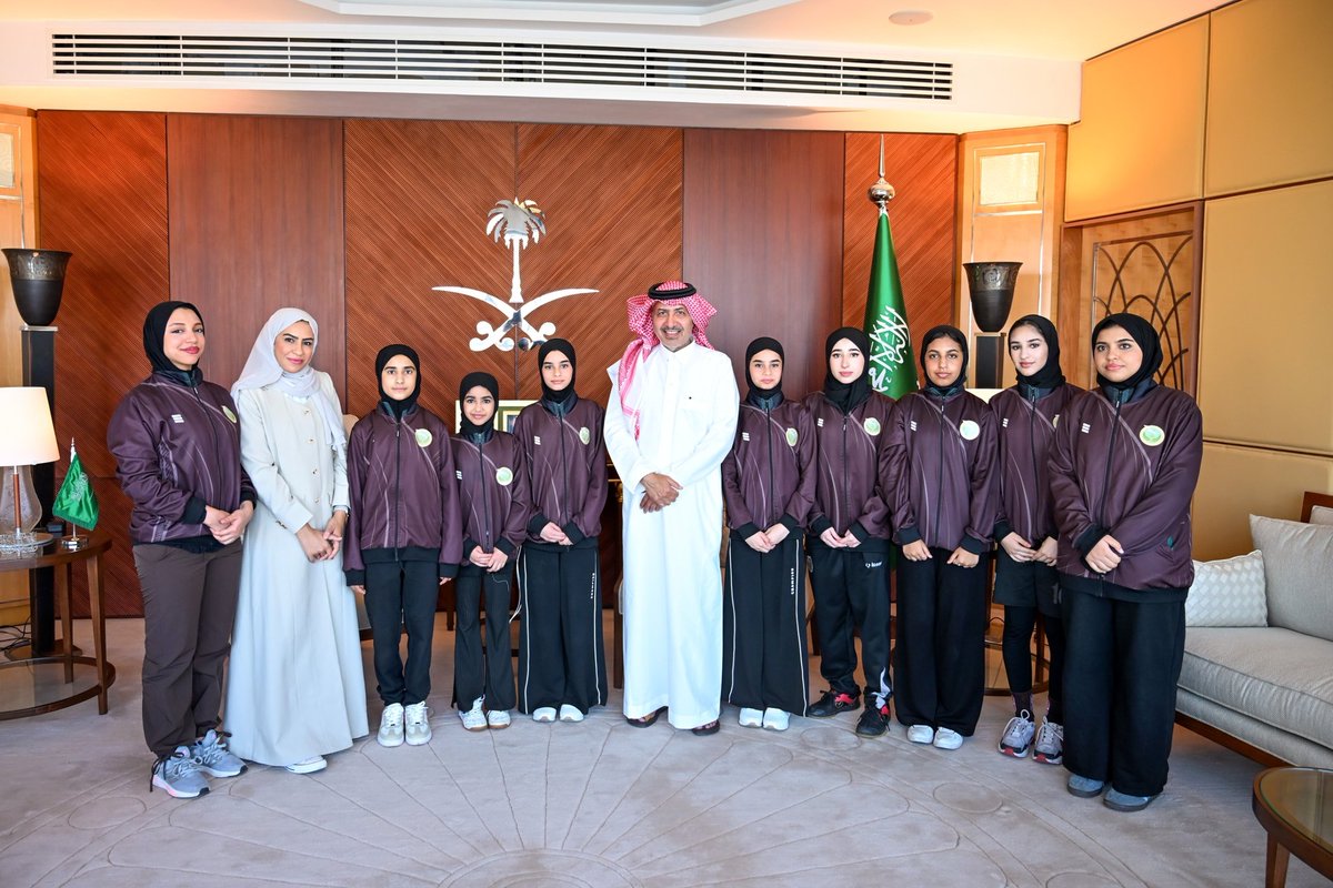 nadialsalam's tweet photo. سفير ال��ملكة بالقاهرة يستقبل وفد نادي السلام ويشيد بنجاحات الرياضة النسائية السعودية

استقبل سعادة سفير خادم الحرمين الشريفين لدى جمهورية مصر العربية الأستاذ "صالح بن عيد الحصيني"، في مقر السفارة، عضو مجلس إدارة نادي السلام ومؤسس الألعاب الرياضية النسائية بالنادي الأستاذة معصومة الزاهر، ترافقها المدربة فرح جابر وعدد من لاعبات تنس الطاولة، وذلك ضمن إقامة النادي لمعسكر تدريبي في القاهرة.

وخلال اللقاء، عبّر السفير عن فخره واعتزازه بما حققته الرياضة النسائية بالمملكة من تطور وإنجازات، مشيدًا بالجهود المبذولة في دعم وتمكين اللاعبات، متمنيا لهن دوام التوفيق والنجاح.

ومثل لاعبات نادي السلام في الزيارة كلاً من:
- إيلان علي حسين آل ربح 
- نوراء جعفر علي نور الدين 
- حوراء جعفر علي نور الدين 
- تالين منير علي آل نمر 
-جمان منير علي آل نمر 
- فاطمة عبد الواحد حسن آل زاهر 
- زينب حبيب حسن علي الطويل