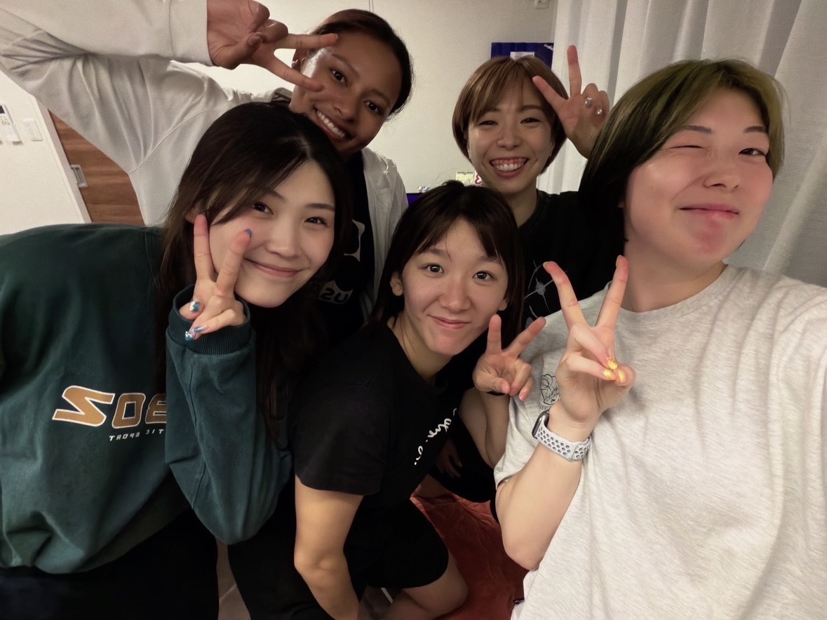 Saitama_AMG's tweet photo. ー・ー・ー・ー・ー・ー・ー・ー

 ☀️Good morning MEDICS☀️

ー・ー・ー・ー・ー・ー・ー・ー

🌻本日の担当：#オクム大庭冬美ハウィ

おはようございます☀
先日久しぶりに同期会をしました🥰

長かった梅雨の出口が
やっと見えて来ましたね😌
寒暖差に気をつけつつ、
今日もお互い頑張りましょう🙌✨

#埼玉上尾メディックス 
#大同生命SVリーグ
#バレーボール #svリーグ
#川村建設工業 #埼玉りそな銀行
#武蔵野銀行 #アイダ設計