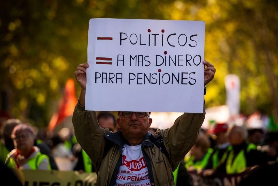 PensCompostela's tweet photo. Mi pensión quedó recortada para siempre. No durante unos meses ni hasta cumplir la edad ordinaria, sino para toda la vida. Es injusto. Después de más de 46 años cotizados, el sistema no mira todo lo que ya has trabajado, solo que te fuiste antes de la edad
https://t.co/smOQ1J7koZ https://t.co/qyowJQJd7o