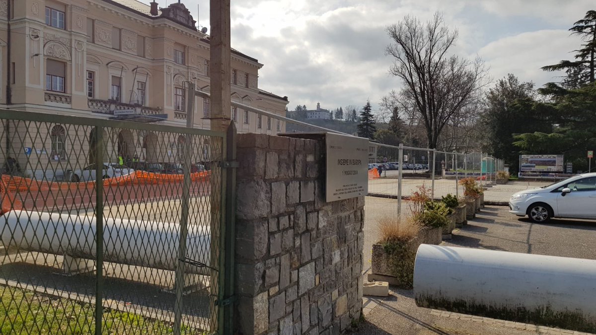 Pillandia's tweet photo. Locked border between Italy 🇮🇹 and Slovenia 🇸🇮 in March 2020.
https://t.co/Nx9Ja6K385
#Riigipiir #Confine #Meja #Border #国境 #边界 #Granica #Grenze #Fronteira #Frontière #Σύνορα #Кордон #Frontera #Mpaka #Robeža #Kufiri #Gorizia #NovaGorica https://t.co/oo0ImHOEOc