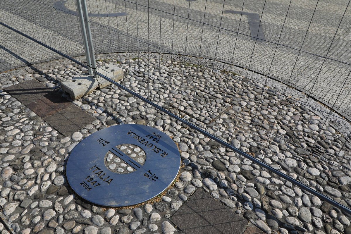 Pillandia's tweet photo. Locked border between Italy 🇮🇹 and Slovenia 🇸🇮 in March 2020.
https://t.co/Nx9Ja6K385
#Riigipiir #Confine #Meja #Border #国境 #边界 #Granica #Grenze #Fronteira #Frontière #Σύνορα #Кордон #Frontera #Mpaka #Robeža #Kufiri #Gorizia #NovaGorica https://t.co/oo0ImHOEOc
