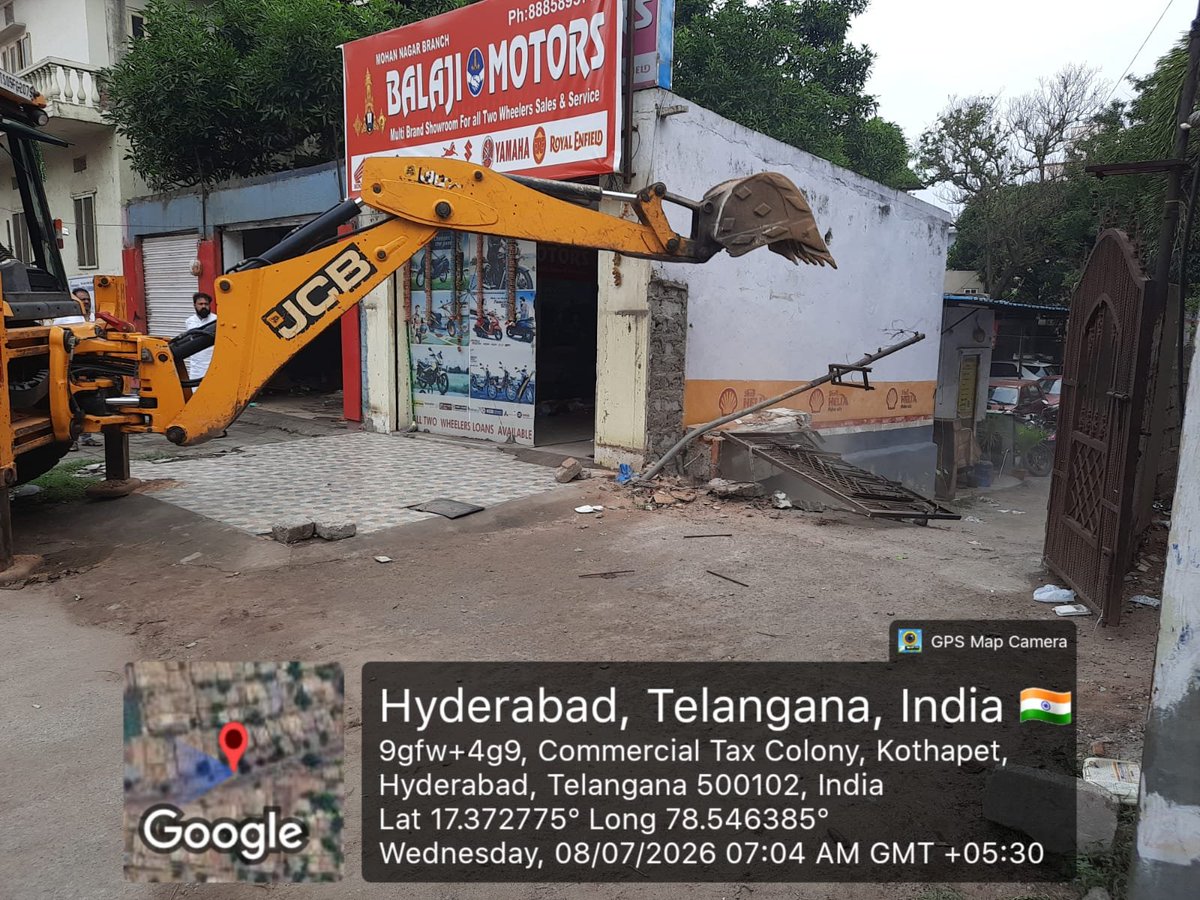 NewsMeter_In's tweet photo. #HYDRAA protects #land earmarked for #Chaithanyapuri
police station, clears #encroachments
HYDRAA reclaimed and secured 6 guntas of #governmentland allotted for the Chaitanyapuri Police Station at #Kothapet village, #Uppal Mandal, #Medchal-#Malkajgiri district.
Land details:
▪️ Survey No. 135 – 4 guntas
▪️ Survey No. 136 – 2 guntas
The 4-gunta parcel in Survey No. 135 had been encroached upon with illegal sheds.
Following a request from the Police Department, HYDRAA verified the encroachment, demolished the unauthorized structures, fenced the entire 6-gunta site, and installed boards declaring it as land reserved for the Chaitanyapuri Police Station to prevent future encroachments.
@Comm_HYDRAA #Hyderabad #Encroachment #Police