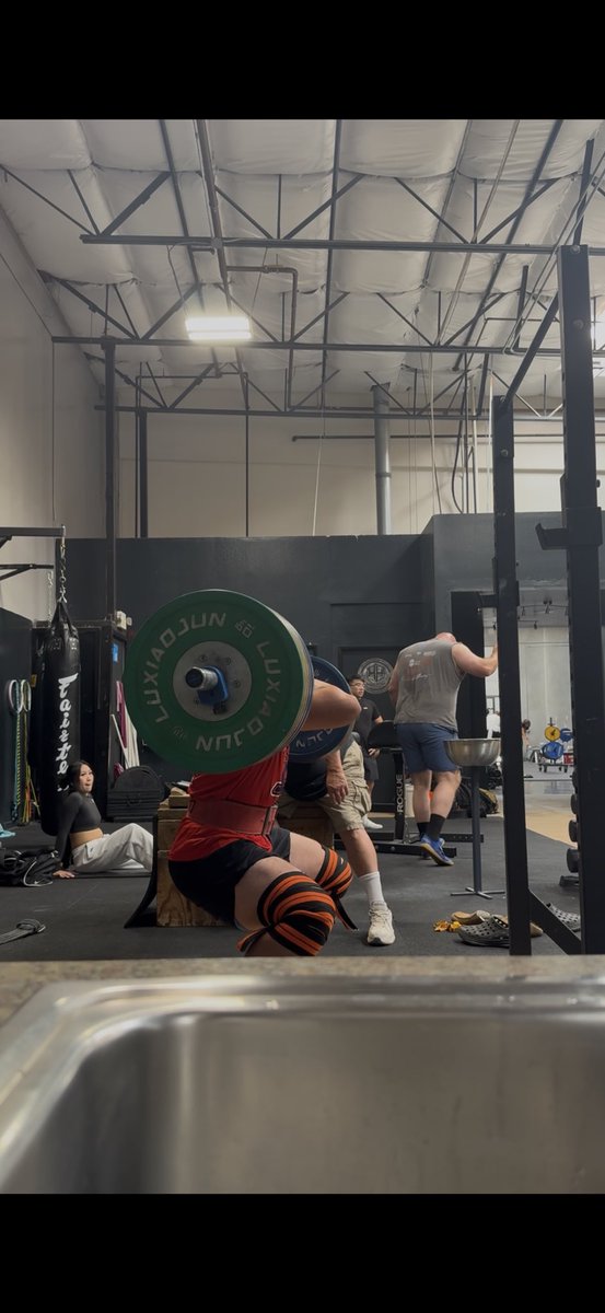 PierceBuckey's tweet photo. Front squat 396 PR @dlinevids1 https://t.co/KSuzY8XKlv