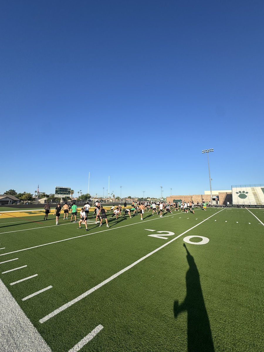 CoachDitmore's tweet photo. All levels getting some action this morning. 26 days! @hzfbfamily @PVUSDATHLETICS @HHSathleticsAZ @bbennett12 https://t.co/fqkRrUz4AU