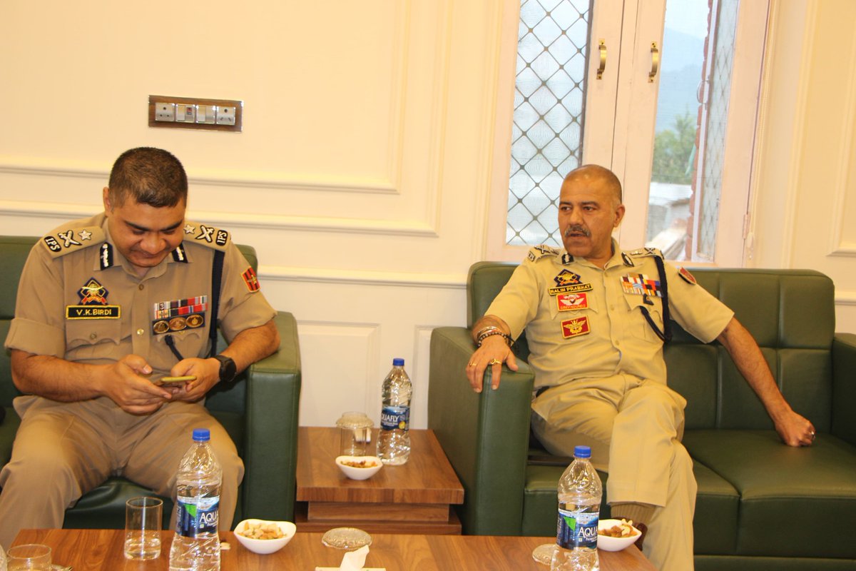 policekulgam's tweet photo. Shri Nalin Prabhat, DGP J&amp;K, visited district #Kulgam and reviewed #security scenerio with senior officers of JKP and CAPF.
@JmuKmrPolice
@KashmirPolice
@DigSkr @AnayatAliIPS https://t.co/MQHZ5utpyX