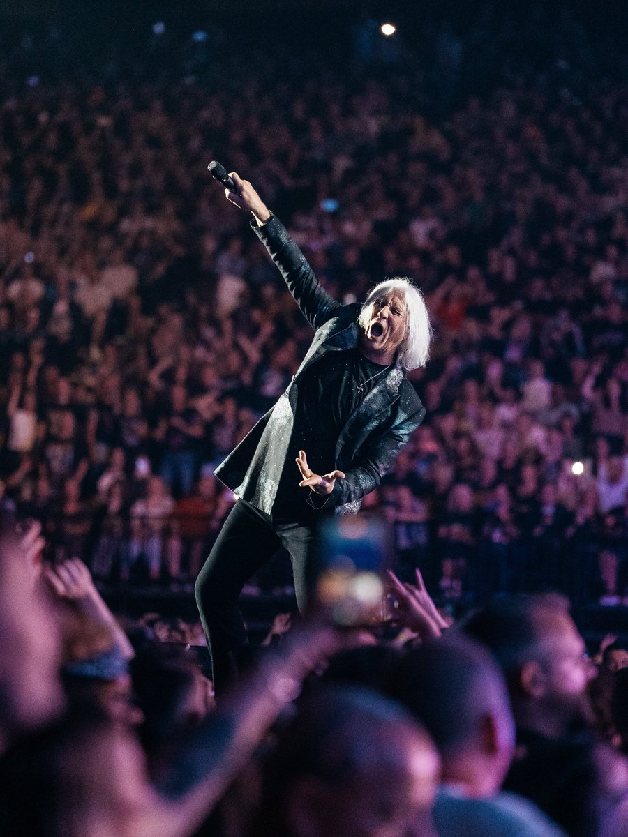 Rick_Allenpage's tweet photo. Birmingham you all brought it. 🔥🔥 What a night ❤️🔥🔥 #defleppard #rickallen #tour #80smusic #eroupe https://t.co/y7u6oiIkHV