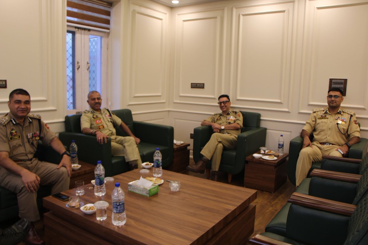policekulgam's tweet photo. Shri Nalin Prabhat, DGP J&amp;K, visited district #Kulgam and reviewed #security scenerio with senior officers of JKP and CAPF.
@JmuKmrPolice
@KashmirPolice
@DigSkr @AnayatAliIPS https://t.co/MQHZ5utpyX