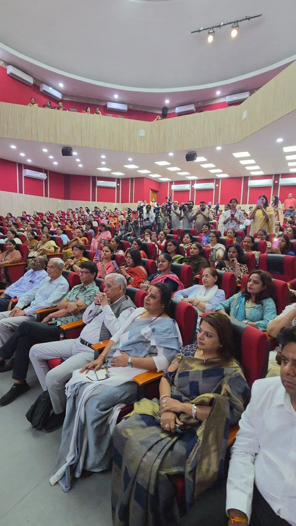 BansuriSwaraj's tweet photo. आज विश्वविद्यालय मार्ग स्थित सर शंकर लाल क्रिसेंट हॉल में राष्ट्र सेविका समिति द्वारा आदरणीय मौसीजी लक्ष्मीबाई केलकर जी के अवतरण दिवस के उपलक्ष्य में आयोजित ‘संकल्प दिवस’ कार्यक्रम में NCW की चेयरपर्सन श्रीमती @VijayaRahatkar जी की गरिमामयी उपस्थिति में सम्मिलित हुई। 

सेवा, समर्पण और राष्ट्र निर्माण की 90 वर्षों की इस प्रेरणादायी यात्रा में राष्ट्र सेविका समिति ने भारतीय नारी को संस्कार, संगठन, आत्मविश्वास और राष्ट्रभक्ति से जोड़ते हुए समाज जीवन के प्रत्येक क्षेत्र में नेतृत्व के लिए सशक्त बनाया है। मौसीजी का विश्वास कि राष्ट्र निर्माण में नारी की भूमिका केंद्रीय है, आज और अधिक प्रासंगिक प्रतीत होता है।

आदरणीय प्रधानमंत्री श्री नरेंद्र मोदी जी के नेतृत्व में आज अमृतकाल का भारत उसी विचार को नए आयाम दे रहा है जहाँ नारी सशक्तिकरण से आगे बढ़कर #WomenLedDevelopment राष्ट्र की विकास यात्रा का मार्गदर्शक बन चुका है।

@BJP4India @BJP4Delhi 

#RashtraSevikaSamiti #NariShakti #WomenLedDevelopment #ViksitBharat