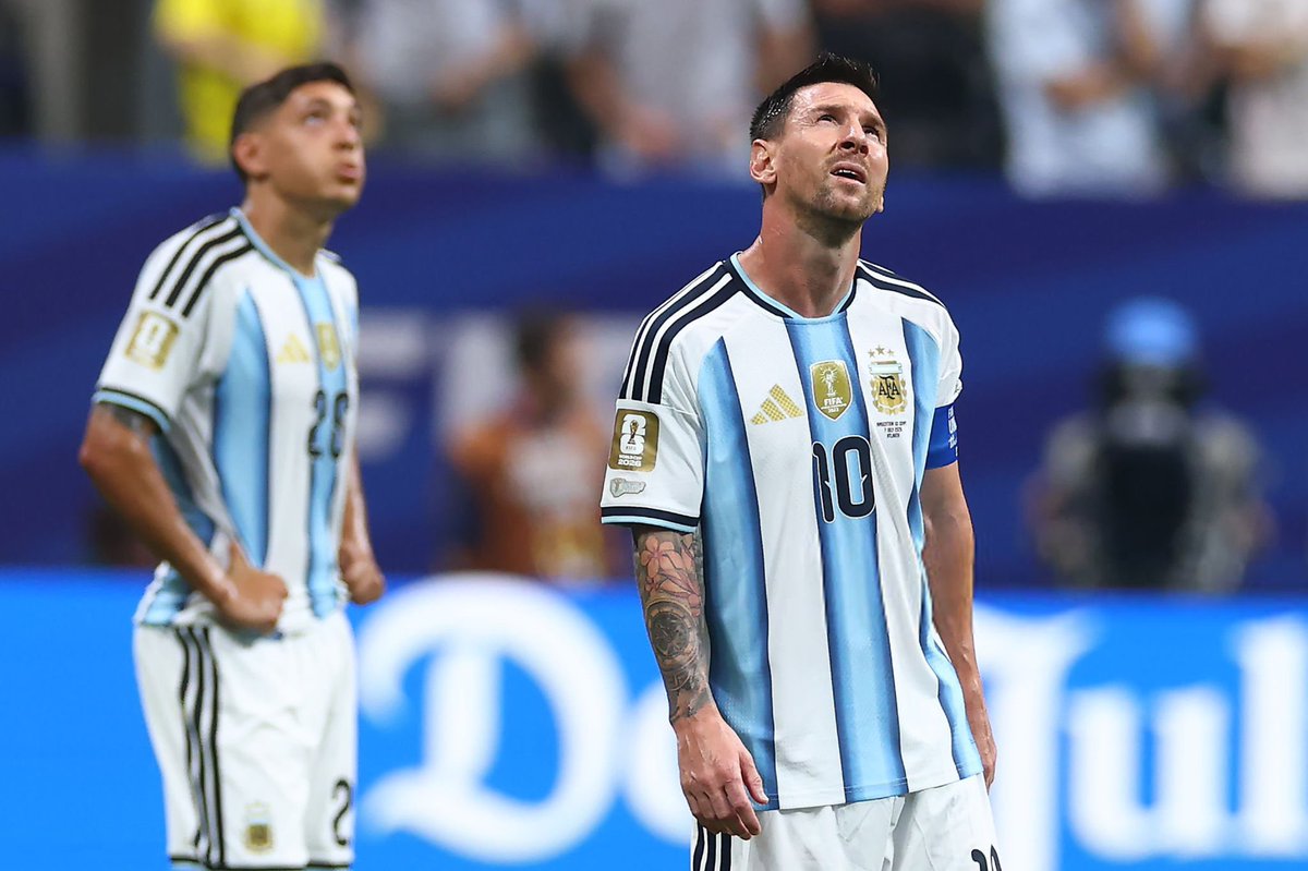 GBarca_'s tweet photo. The first sign of a remontada is when Messi starts looking at the sky like this https://t.co/6RLxVxcbJF