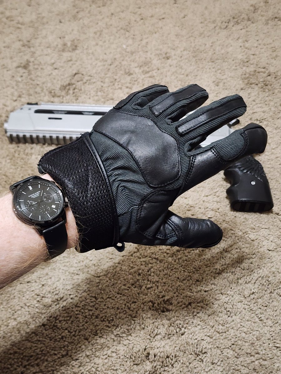 LakeKSteel's tweet photo. Finally got Leon's gloves https://t.co/Bv2A10dpf4