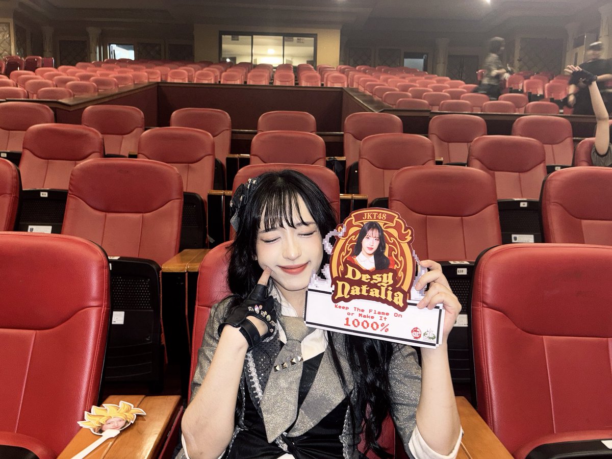 Daisy_JKT48's tweet photo. SURABAYA TERIMA KASIH BANYAK BUAT 3 HARI TEATER SEMENTARAAA NYAAA!!!🥹❤️‍🔥❤️‍🔥❤️‍🔥 see you besok event MNG dan 2-Shot yaa!! #PassionShow #PassiOnFire https://t.co/tyOiHRPR7V