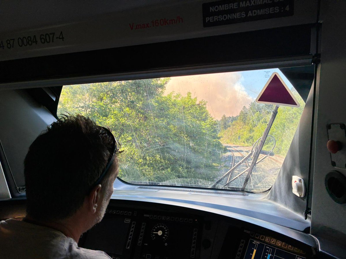 I_Delpuech's tweet photo. Comme je vous l’avais annoncé, on teste la rame Regiolis 🚆sur les @hautesalpes et aujourd’hui nos clients @Transports_zou ont eu la chance de voyager sur le #Diois entre @VilleBriancon et Romans 
Profitez de ces beaux clichés 📸🏔️🤩😉 #TERSUD @assoARDSL https://t.co/kVzy8Hy0Vh