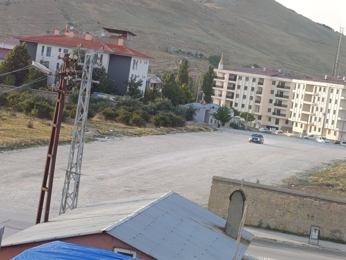 ogreticiii's tweet photo. Bu yola bir el atın!Geçen sonbaharda Şerefiye caddesi ile  Veteriner cad. arasında açılan alternatif yolun hâli içler acısı.Hiçbir asfaltlama yapılmayan yolda mahalle sakinleri araçların çıkardğı tozdan dolayı evinden çıkamaz oldu
@vanbuyuksehirbb 
@ipekyolubeltr
@vanlinihathoca https://t.co/fAD8EUfuhS