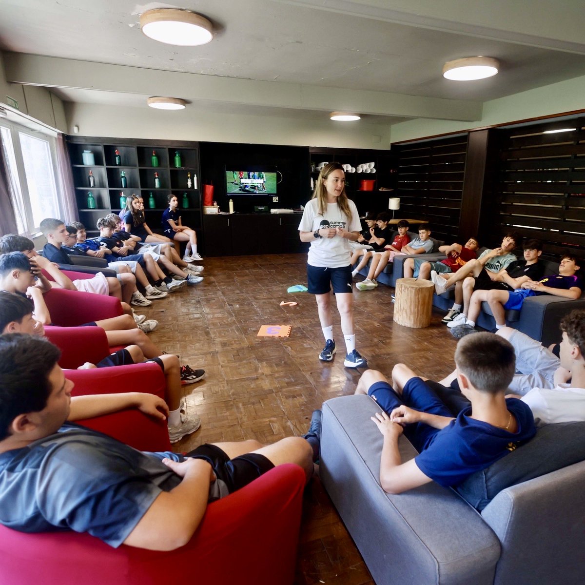 PepSummerCamp's tweet photo. 🍽️ Una actividad de luxe.

🤩 Un any més els participants del @PepSummerCamp poden gaudir del taller de nutrició de la Lara Vilchez. Una estona per relaxar cames i per conèixer el valor del menjar en el dia a dia d’un esportista.

#PepSummerCamp https://t.co/R3MJL6daSg