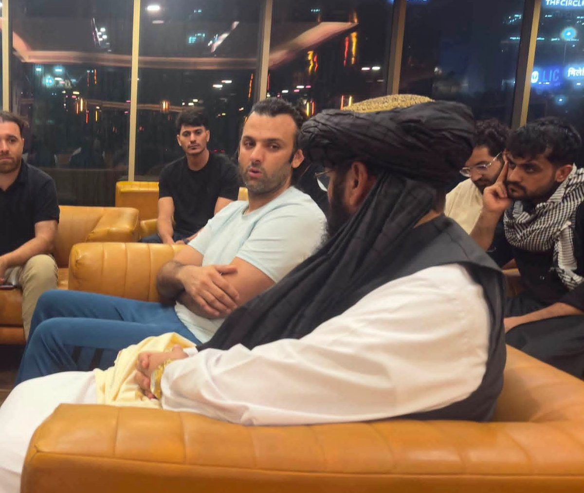 rahim_sekander's tweet photo. غمی ځدراڼ د خپل ورور شاپور ځدراڼ جنازې سره کابل ته رانغی، ویل کېدل چې ویزه او اسنادو کې یې ستونزه وه
خو اصلي ستونزه دا وه چې غمي په کاناډا کې کېس اچولی او افغانستان ته راتګ یې اسنادو ته خطر جوړوي
ګنې هند کې د افغان سفارت مسولینو ورته وویل چې که ځې ستونزه دې هواوروو
ویل، نا نه ځم. https://t.co/pVIvGi9H7U