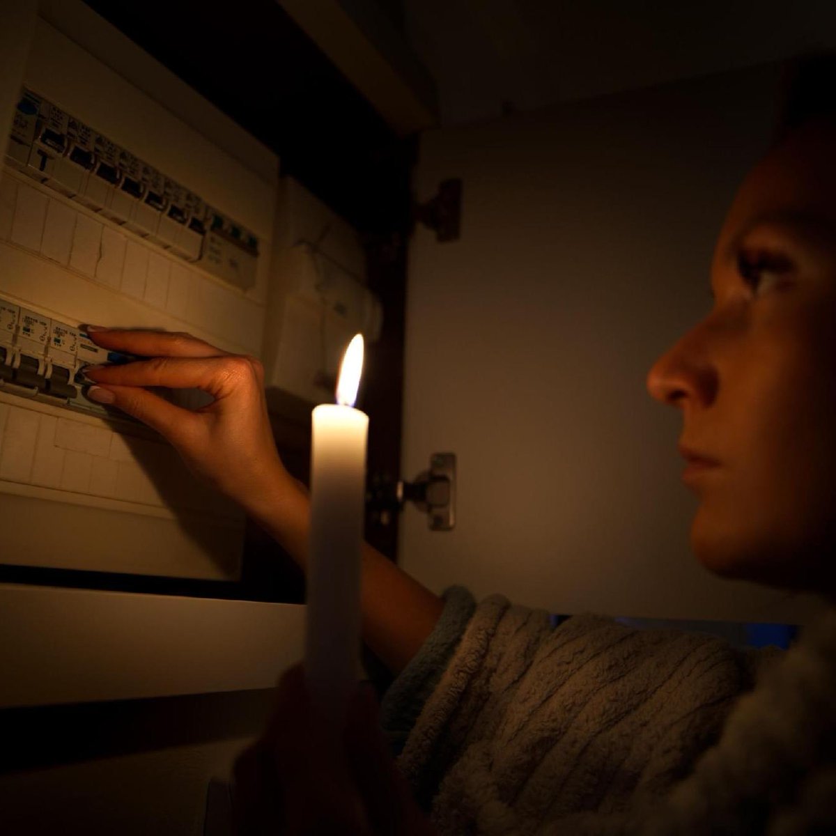 factpostnews's tweet photo. The CEO of Exelon is warning that Americans could "absolutely" suffer blackouts next year due to the strain of AI and data centers:

“We came very close, this past winter, to having to curtail power for about 400,000 customers ... It’s only getting worse.” https://t.co/9o73J5dqtH