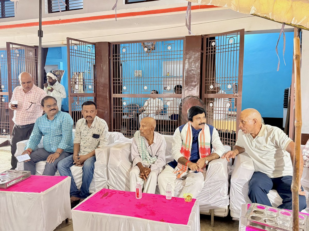 SSChauhanBJPAZ's tweet photo. मुबारकपुर विधानसभा अंतर्गत ग्राम दौलताबाद के निवासी श्री राकेश सिंह व श्री राजन सिंह जी के पूज्यनीय माता जी के देहांत के उपरांत आज तेरहवी संस्कार में उनके घर पहुंच कर विनम्र श्रद्धांजलि अर्पित किया व शोकसंतृप्त परिजनों से मिलकर शोक संवेदना व्यक्त किया।

॥ ॐ शांति ॥ https://t.co/UUhC8iCLtq