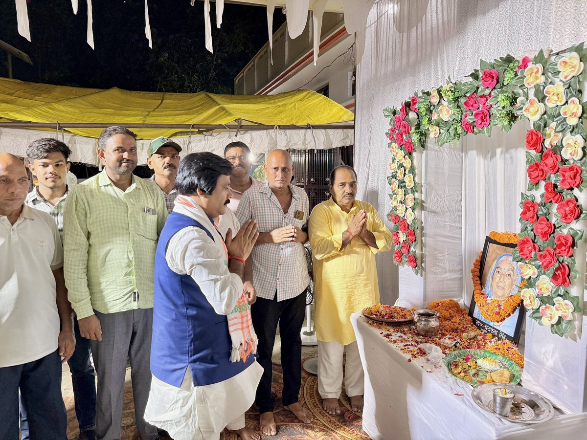 SSChauhanBJPAZ's tweet photo. मुबारकपुर विधानसभा अंतर्गत ग्राम दौलताबाद के निवासी श्री राकेश सिंह व श्री राजन सिंह जी के पूज्यनीय माता जी के देहांत के उपरांत आज तेरहवी संस्कार में उनके घर पहुंच कर विनम्र श्रद्धांजलि अर्पित किया व शोकसंतृप्त परिजनों से मिलकर शोक संवेदना व्यक्त किया।

॥ ॐ शांति ॥ https://t.co/UUhC8iCLtq