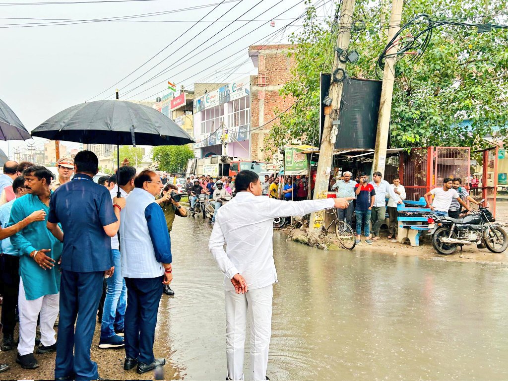 DelhiComplaint's tweet photo. 🚨AC कमरों में बैठकर “विकास” नहीं होता!

Dear @LtGovDelhi, @gupta_rekha,

बिना जमीनी हकीकत जाने, AC कमरों में बैठकर कामचोर और भ्रष्ट अधिकारियों द्वारा तैयार झूठी रिपोर्टों और फाइलों के आधार पर योजनाओं, परियोजनाओं और शिकायतों की समीक्षा करना केवल टाइम पास और दिखावा है।

📃 कागज़ी विकास बंद करो!
🔸 योजनाएं तभी सफल होंगी, जब अधिकारी नियमित जमीनी दौरे करें और लोगों से सीधे संवाद करें।

🧑‍🧑‍🧒‍🧒 जन समस्याओं और विकास कार्यों की वास्तविक स्थिति जानने के लिए—
✅औचक निरीक्षण — वरिष्ठ अधिकारी/मंत्री
✅नियमित फील्ड विजिट — जिला स्तर तक के अधिकारी
✅हर कार्रवाई की ATR और प्रमाण सार्वजनिक किए जाएं

⚠️ कागज़ी विकास नहीं — ज़मीन पर नतीजे चाहिए!
@CPDelhi @CMODelhi @SandhuTaranjitS @DrJitendraSingh @LokNiwasDelhi @p_sahibsingh @praveshwahi @hdmalhotra @MORTHIndia @ashishsood_bjp @mssirsa @PMOIndia @narendramodi 
📷 : @lg_ladakh