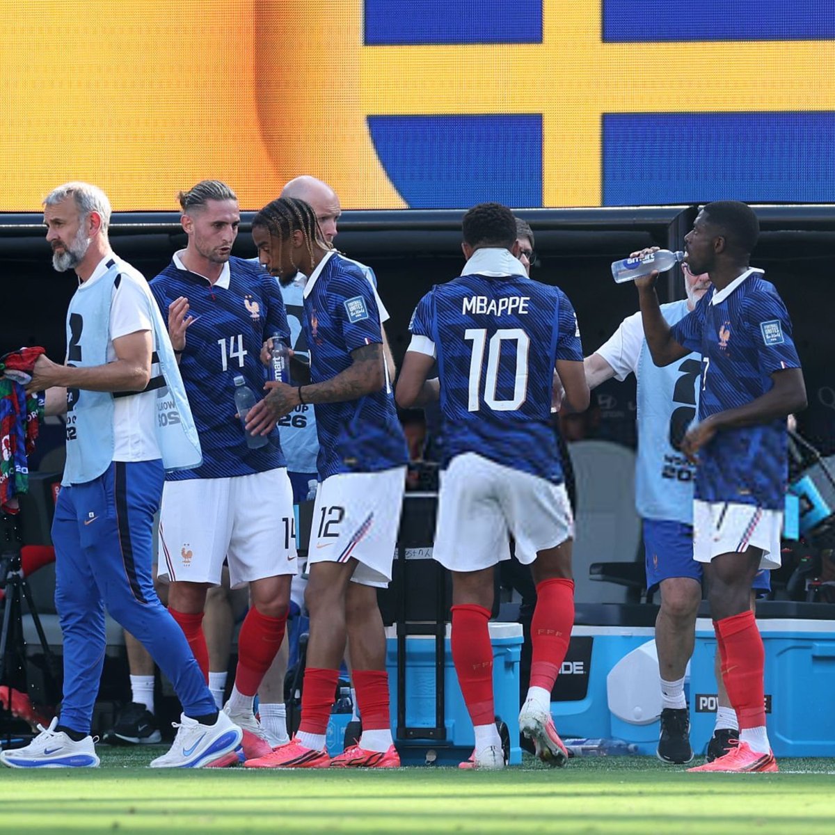 ActuFoot_'s tweet photo. 🚨 Fox News, qui a déboursé 425 M€ pour pouvoir diffuser la Coupe du monde, a déjà remboursé cette dépense... UNIQUEMENT GRÂCE AUX REVENUS PUBLICITAIRES DES PAUSES FRAÎCHEUR ! 🤯🤑

Pendant le Mondial, les pauses fraîcheur représentent environ 260 SECONDES DE PUB SUPPLÉMENTAIRES à chaque match. 📺

🗞️ @Sportico