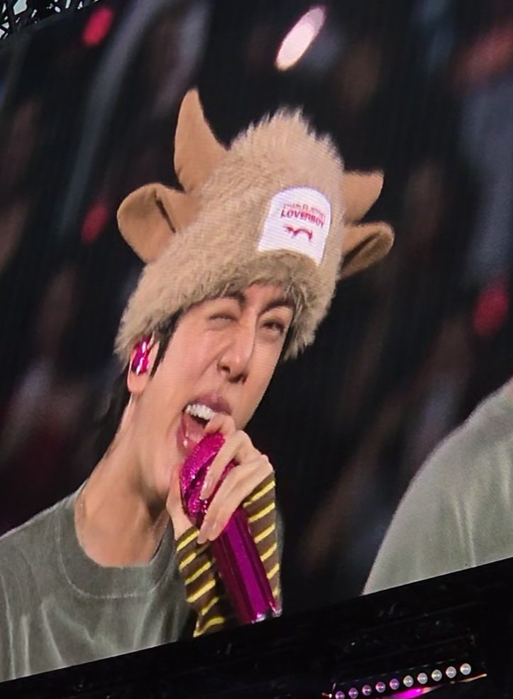 CentScotBTSArmy's tweet photo. Fun fact for LGBT ARMY 🌈

The Highland Cow hat Jin wore on London night 2 is part of Scottish designer Charles Jeffrey's 'Thistle' collection.

The collection blends Scottish style and queer club culture 🏴󠁧󠁢󠁳󠁣󠁴󠁿🏳️‍🌈

@BTS_twt  #BTS_WORLDTOUR_ARIRANG_LONDON https://t.co/pE7emJLKxO