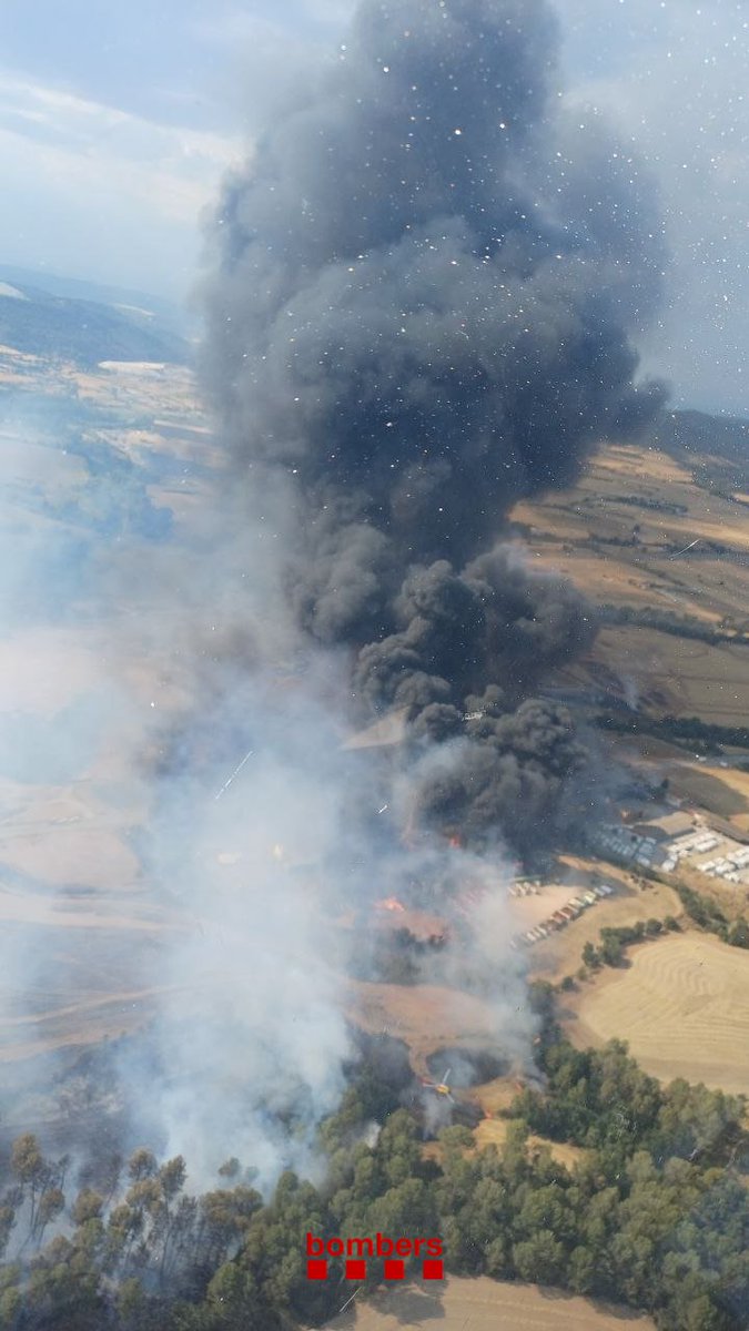 bomberscat's tweet photo. En aquest incendi #IFNavarcles hi som amb 25 dotacions #bomberscat. El foc hauria arribat a una indústria on hauria cremat un camió i palets. Treballem per protegir la zona d'oficines de l'empresa. https://t.co/JVXN9JZZHp