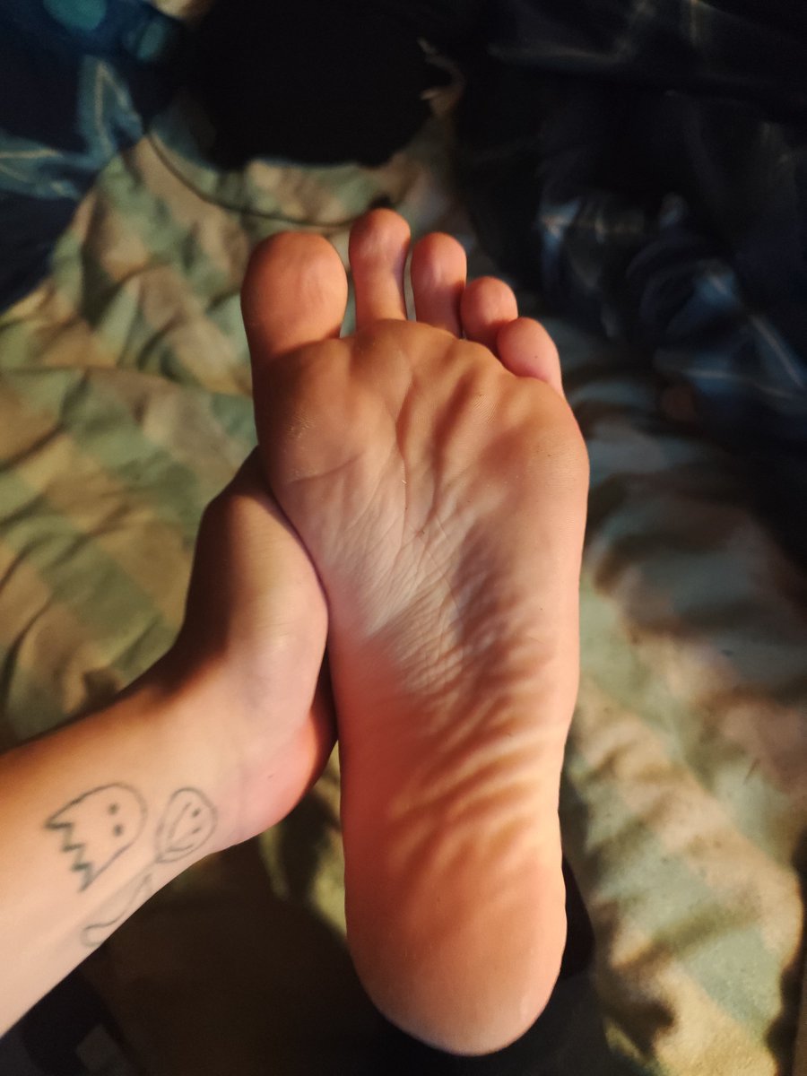Femboy_pics's tweet photo. I just took a shower and they are so soft again, Wanna smooch them 💕✨ ;33
#feet #boyfeet #twinkfeet https://t.co/xhUk0tZMnP