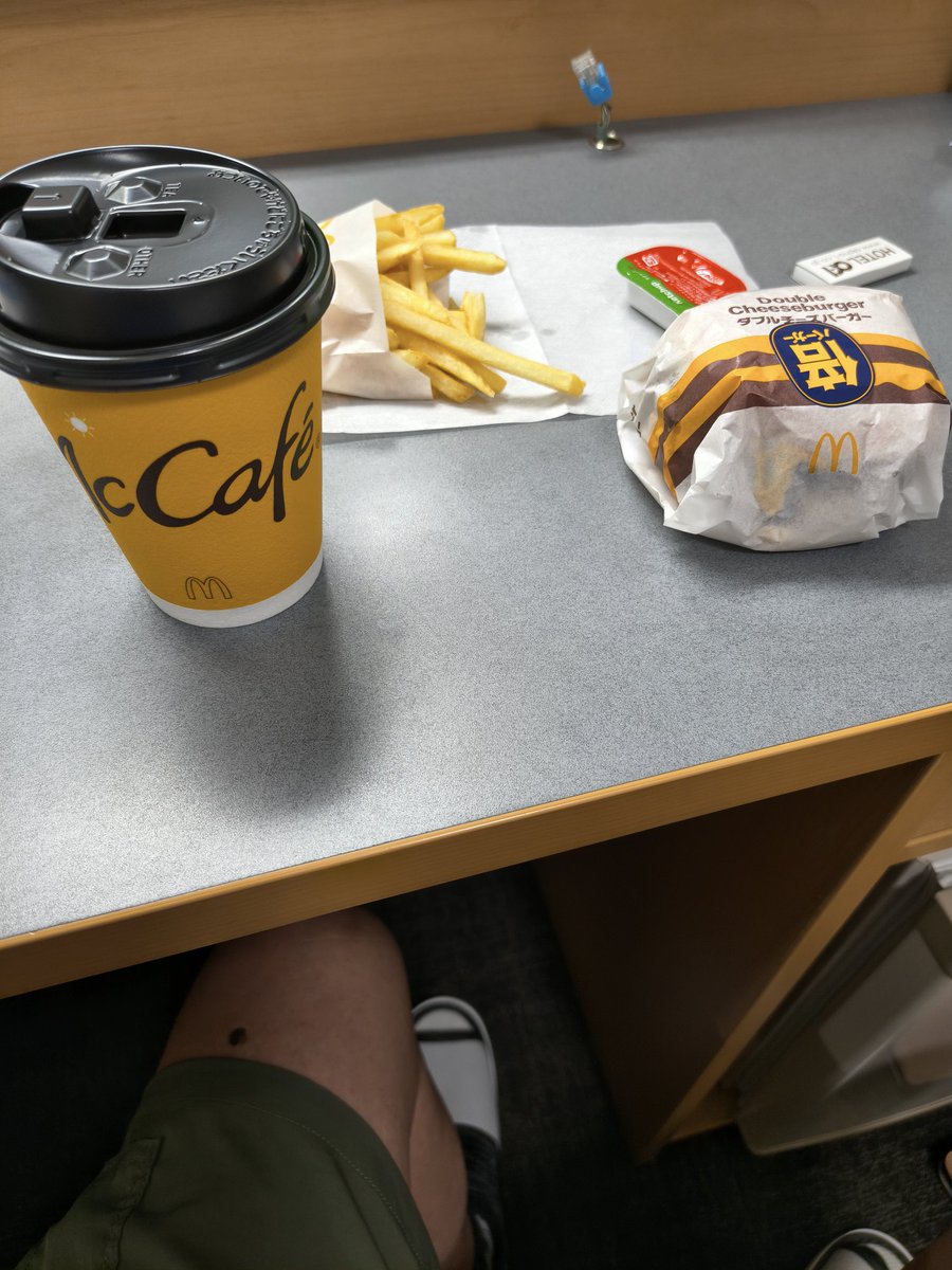 S3351Y's tweet photo. 最近夜マックにはまっている今日この頃です(((o(*ﾟ▽ﾟ*)o))) https://t.co/mhmFWUqplu