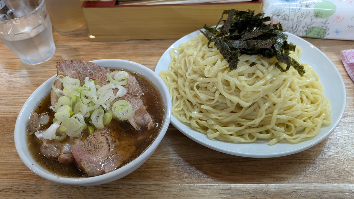 dragon_Btype's tweet photo. 「備忘録」今日の一杯
神田 らぁめんふるいち
チャーシューざる(炙り)大盛

鶏と豚の滋味溢れるスープは、いつでも、いつまでも食べ飽きない味。それとつけ汁椀にてんこ盛りのチャーシューの満足感。
そして、初めての「こってり」。
これはラーメンがさらにラーメンになる、とでも言うか、表現が適切ではないな…。素晴らしいオプションです。
#神田
#ラーメン