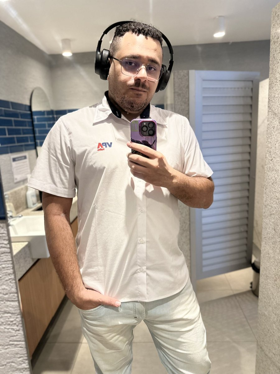 iKadrash's tweet photo. Tanto tempo que não usava roupa clara e não me sentia uma sacola plástica relaxada https://t.co/3iR5aMB8O4