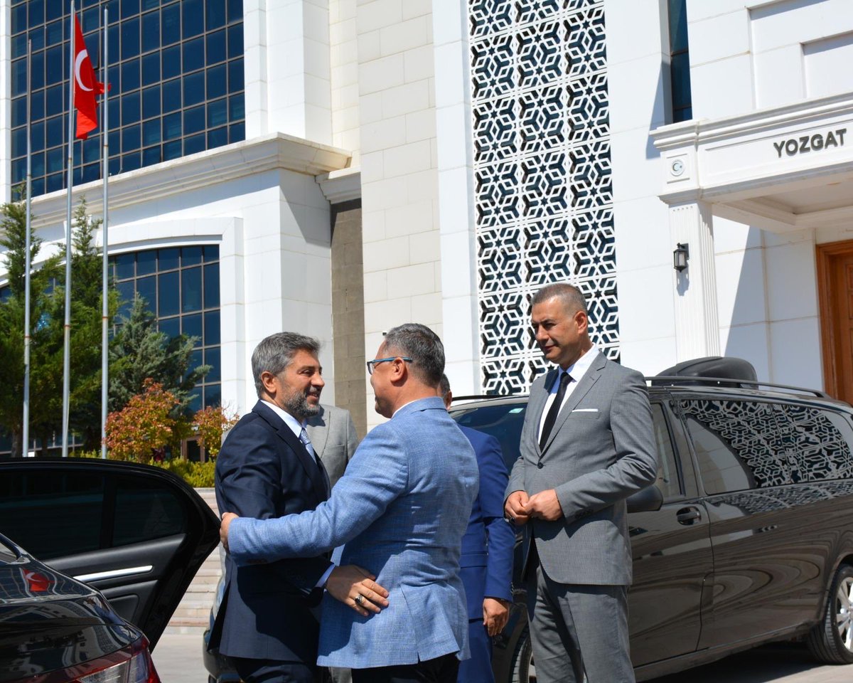meb_ogm's tweet photo. GENEL MÜDÜRÜMÜZ SAYIN CENGİZ METE, YOZGAT'TA EĞİTİM YÖNETİCİLERİYLE BİR ARAYA GELDİ

📌 Genel Müdürümüz Sayın Cengiz METE, Yozgat'ta il eğitim yöneticileriyle bir araya gelerek ortaöğretim alanında yürütülen çalışmalar ile yeni eğitim öğretim yılı hazırlıklarını değerlendirdi.

👥 Toplantıya İl Millî Eğitim Müdürü İsmail ALTINKAYNAK, il ve ilçe millî eğitim yöneticileri ile Ortaöğretim Genel Müdürlüğüne bağlı resmî ortaöğretim kurumlarının okul müdürleri katıldı.

📚 Toplantıda; Türkiye Yüzyılı Maarif Modeli'nin okul uygulamaları, okul iklimi, güvenli eğitim ortamları, öğrencilerin çok yönlü gelişimi ve yeni dönemde hayata geçirilecek proje ve uygulamalar ele alındı.

🎯 Ayrıca öğretmenlerin mesleki gelişimi, okul güvenliği, yaz dönemi hazırlıkları ve Türkiye Yüzyılı Maarif Modeli'nin sahadaki uygulamalarının güçlendirilmesine yönelik değerlendirme ve öneriler paylaşıldı.

🔗 Detaylar 👉 https://t.co/KwPVJfm3Dc

@tcmeb @Yusuf__Tekin @farukyelkenci @cengizmete