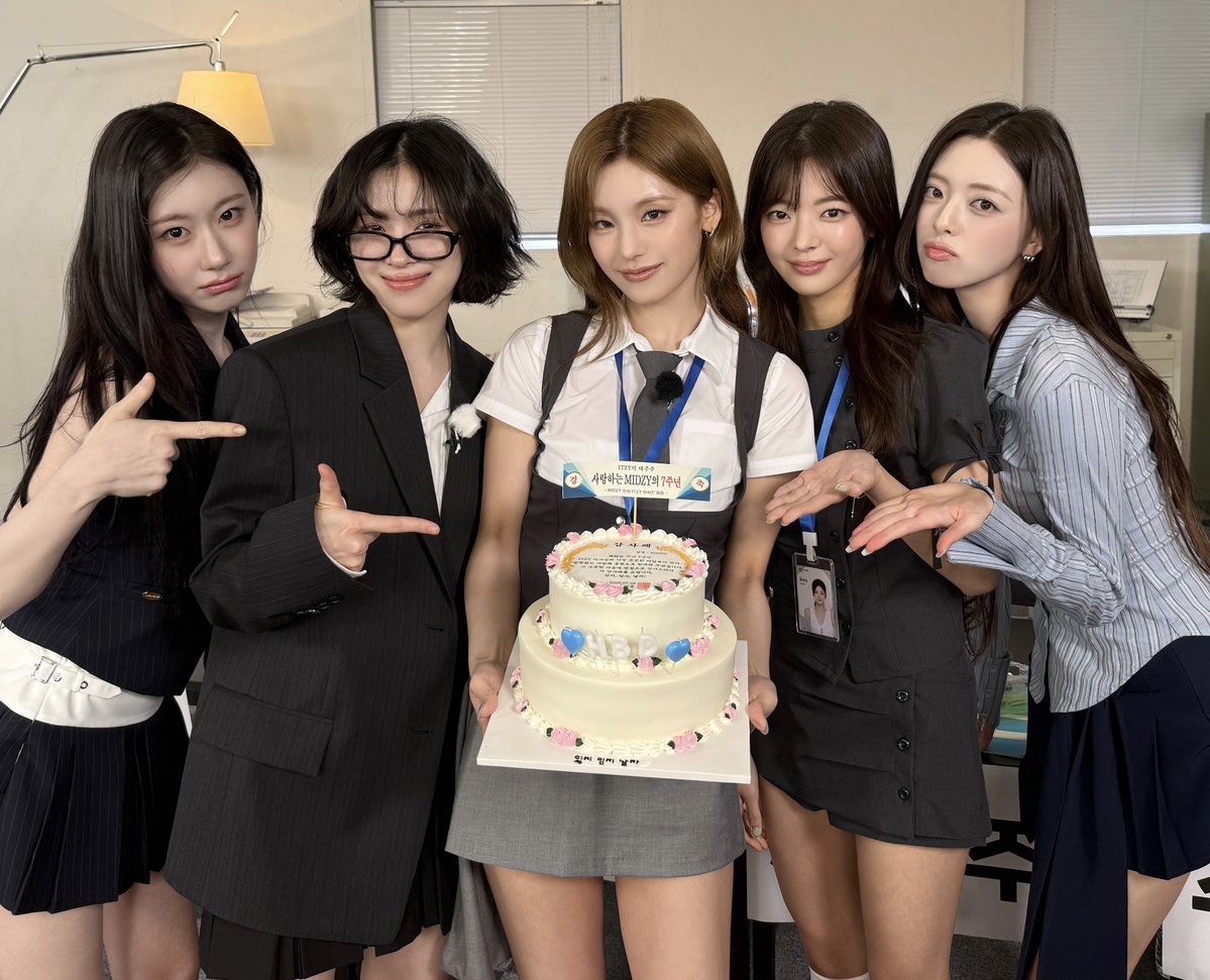 madeforyou87's tweet photo. 당신에게 영감을 주는 사랑❤️ 당신의 가장 좋은 모습을 이끌어내는 사랑❤️
#ITZY #MIDZY @ITZYofficial
#HappyBirthdayMIDZY
#HappyMIDZYday https://t.co/gbsfplW4r2