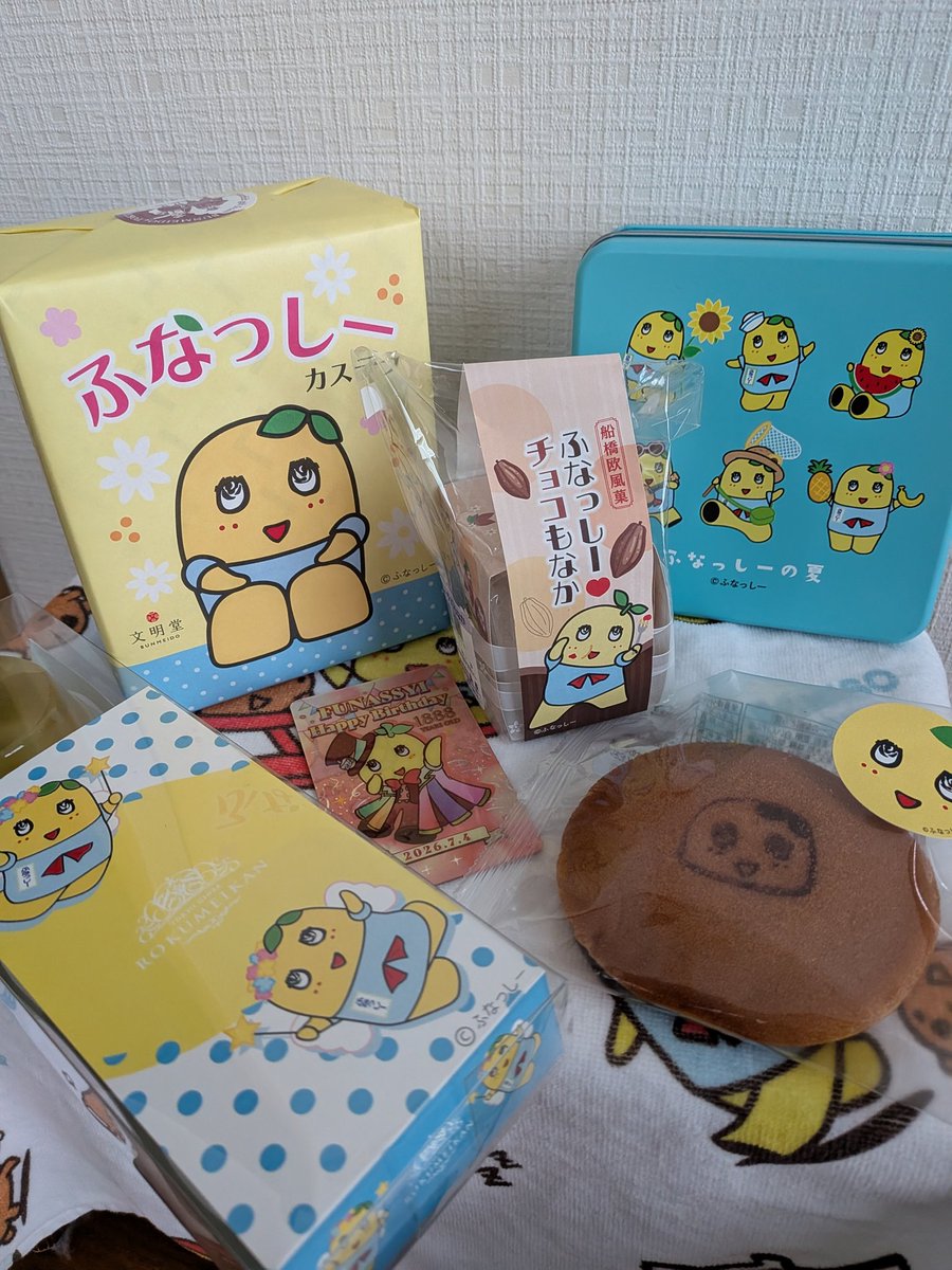 misarin02281's tweet photo. @funassyi 今年も写しきれないほど　たくさん買えました。どれもみな　可愛くて♡美味しかったです♪船橋東武の皆様ありがとうございました。また思い出増えたなっしー♪♪もやこらぼー
＃船橋東武
＃ふなっしー https://t.co/jCOy6ksMU0