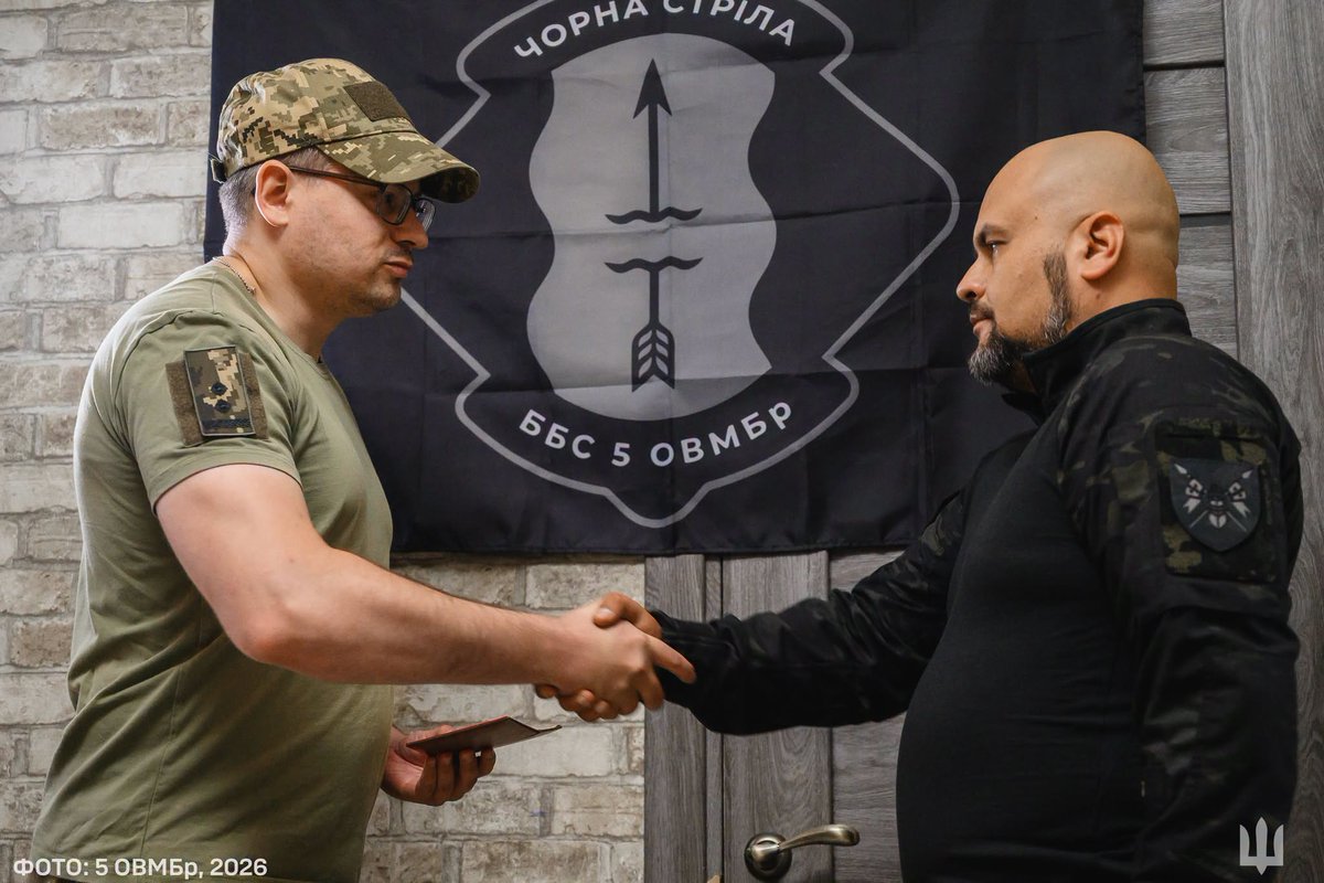 AFUEastOC's tweet photo. Днями командир батальйону безпілотних систем «Чорна стріла» 5-ї ОВМБр підполковник Тарас Попов вручив заслужені нагороди військовослужбовцям свого батальйону. Короткі перерви між бойовими виходами — це єдина можливість зібрати хлопців разом у побутових умовах. https://t.co/oDDASHPJAZ