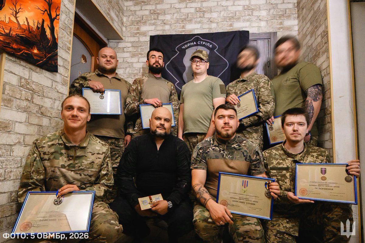 AFUEastOC's tweet photo. Днями командир батальйону безпілотних систем «Чорна стріла» 5-ї ОВМБр підполковник Тарас Попов вручив заслужені нагороди військовослужбовцям свого батальйону. Короткі перерви між бойовими виходами — це єдина можливість зібрати хлопців разом у побутових умовах. https://t.co/oDDASHPJAZ