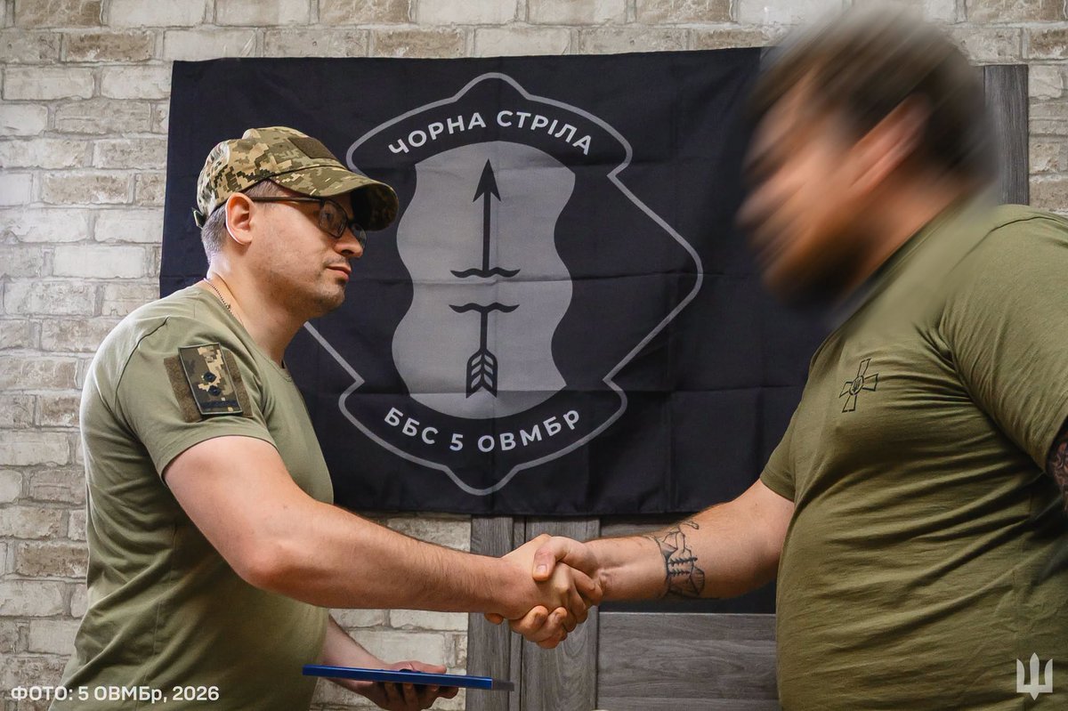 AFUEastOC's tweet photo. Днями командир батальйону безпілотних систем «Чорна стріла» 5-ї ОВМБр підполковник Тарас Попов вручив заслужені нагороди військовослужбовцям свого батальйону. Короткі перерви між бойовими виходами — це єдина можливість зібрати хлопців разом у побутових умовах. https://t.co/oDDASHPJAZ