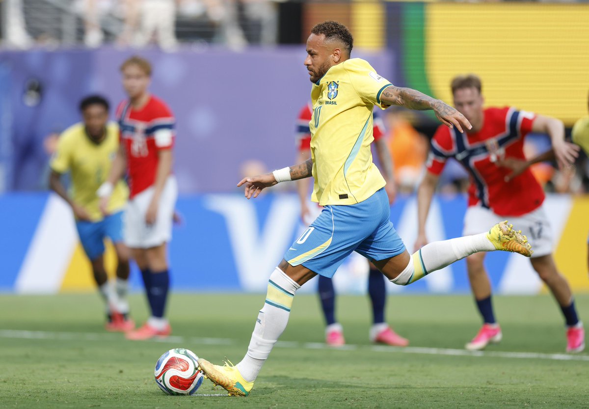 futebol_info's tweet photo. Desde antes da Copa do Mundo, pessoas que convivem com Neymar o veem cansado do entorno do futebol.

Um dos focos é a relação com a imprensa. Neymar já reclamou a amigos da falta de reconhecimento de seus 15 anos a serviço da Seleção Brasileira.

🗞️ @UOL
📸 Rafael Ribeiro/CBF https://t.co/m6bAanpy3K