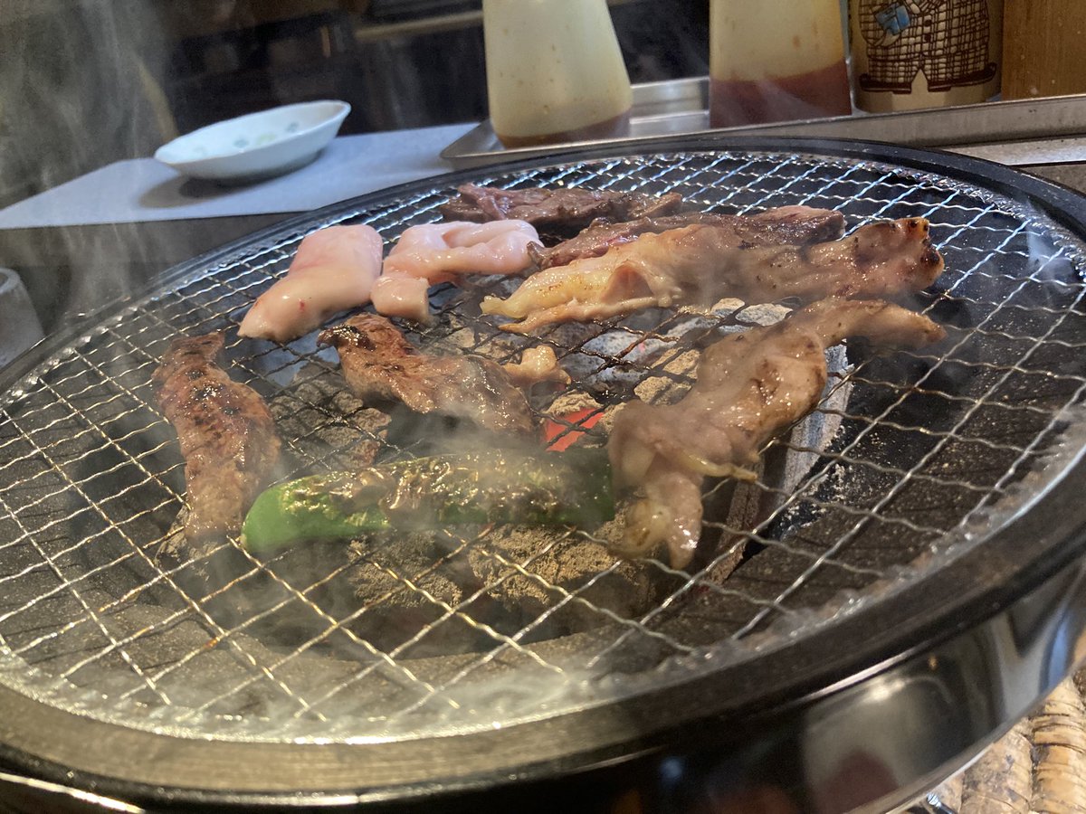 mmgrk's tweet photo. 有機物が蒸し焼きになり炭化することで得られる、炭素を主成分とする可燃物を用いて焼いた肉サイコー🍖🍗 https://t.co/bW5Fujy40a