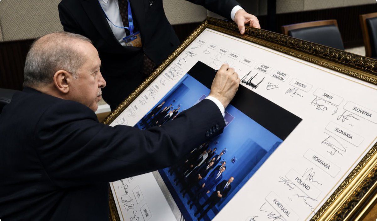 Behadir's tweet photo. Cumhurbaşkanımız Sayın Recep Tayyip Erdoğan, NATO Ankara Zirvesi kapsamında liderlerin ortak hatıra panosunu imzalayarak zirve programına katılım sağladı. Ülkemizi güçlü şekilde temsil eden Sayın Cumhurbaşkanımıza muvaffakiyetler diliyoruz. 🇹🇷 https://t.co/whOx41AMAf